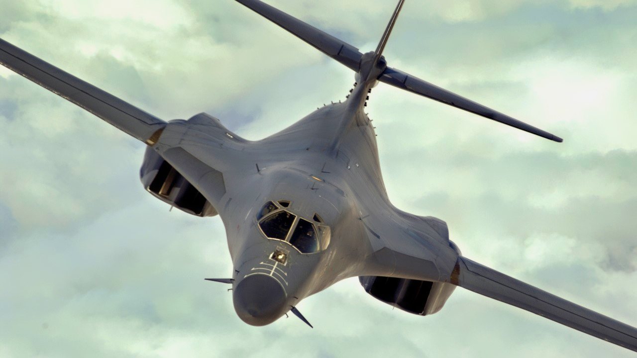 A Pair Of B-1B Lancer Bombers Just Landed On Russia's Doorstep | The ...